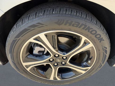 Used 2023 Ford Edge ST image 9