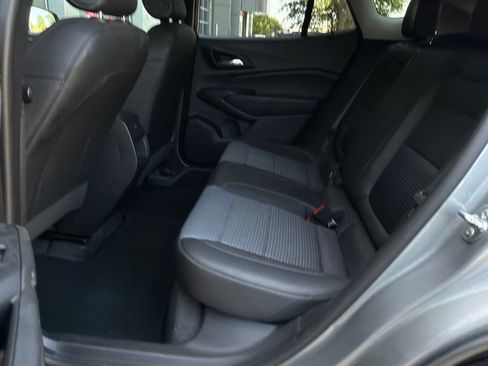 Used 2025 Chevrolet Trax LT FWD image 11