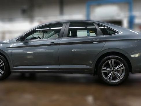 Certified 2023 Volkswagen Jetta SE image 4