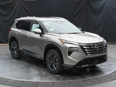 Used 2025 Nissan Rogue Platinum w/ Tech Package image 2