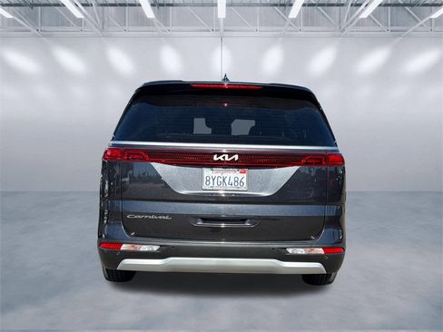 Used 2022 Kia Carnival LX image 5