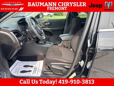 Used 2019 Jeep Cherokee Latitude w/ Popular Appearance Group FWD image 9