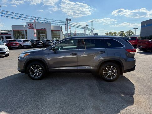 Used 2017 Toyota Highlander XLE image 6