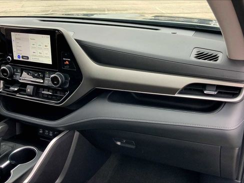 Used 2023 Toyota Highlander LE image 18