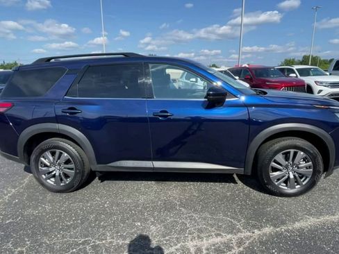 Used 2025 Nissan Pathfinder SV image 2