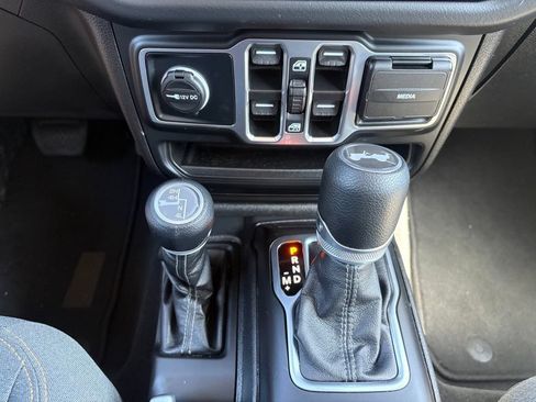 Used 2025 Jeep Wrangler Unlimited Sahara AWD/4WD image 24