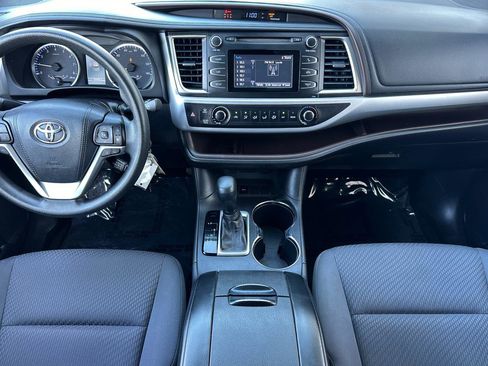 Used 2018 Toyota Highlander LE w/ Carpet Mat Package (TMS) image 12