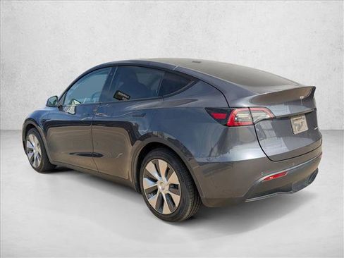 Used 2022 Tesla Model Y Long Range image 8