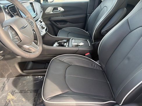 New 2026 Chrysler Pacifica Limited image 10