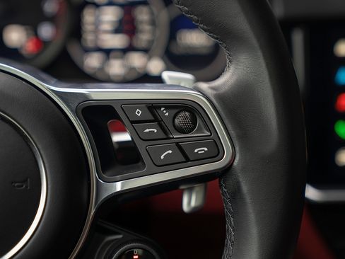 Certified 2022 Porsche Cayenne Platinum Edition image 8