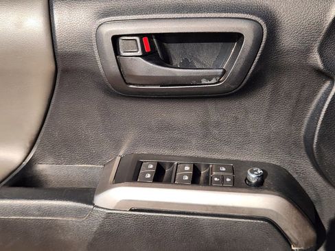 Used 2017 Toyota Tacoma SR5 w/ Tow Package image 22