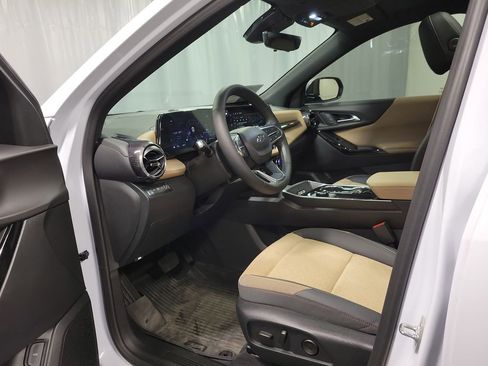 Used 2026 Chevrolet Equinox ACTIV w/ Convenience Package III image 12