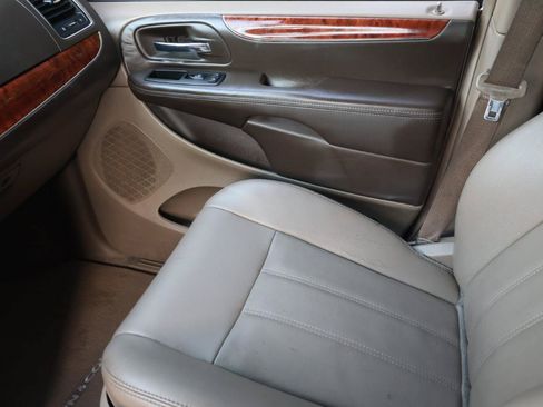 Used 2014 Chrysler Town & Country Touring FWD image 12