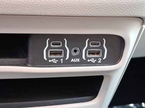 Used 2024 Chrysler Pacifica Touring-L image 26