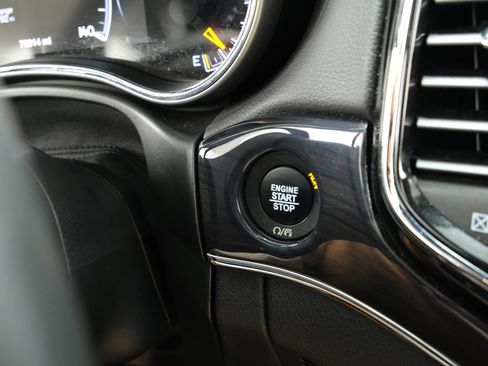 Used 2020 Jeep Grand Cherokee Overland AWD/4WD image 15