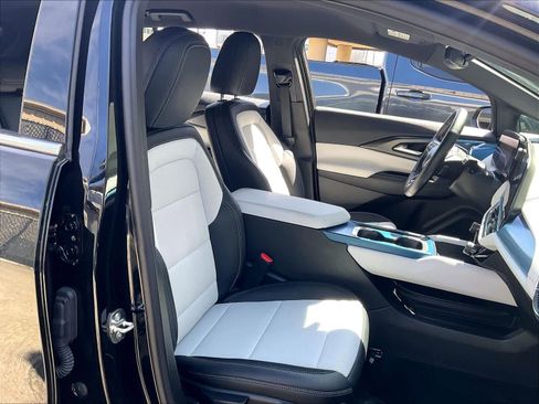 Used 2025 Chevrolet Equinox EV LT image 11