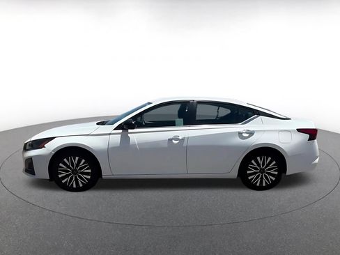 Used 2025 Nissan Altima 2.5 SV FWD image 9
