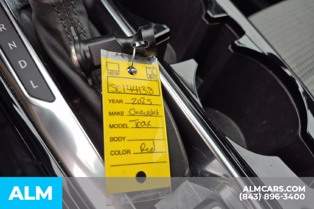 Used 2025 Chevrolet Trax LT FWD image 36
