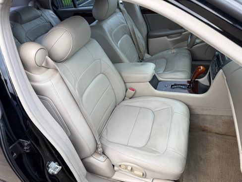 Used 2005 Cadillac De Ville DTS w/ Equipment Group image 24