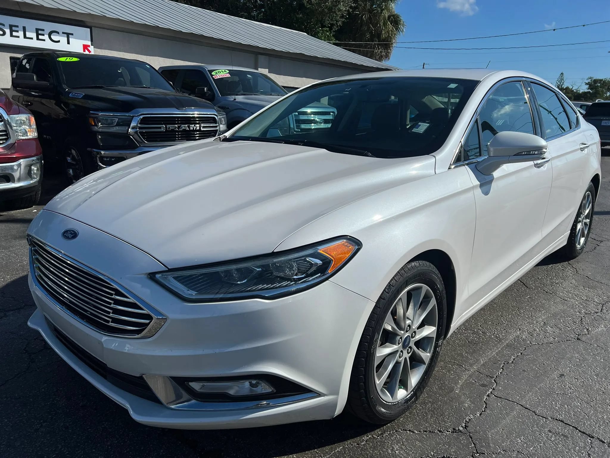 Used 2017 Ford Fusion SE w/ Fusion SE Technology Package FWD image 2
