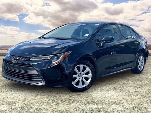 Used 2023 Toyota Corolla LE image 3