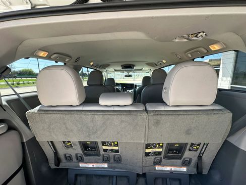 Used 2015 Toyota Sienna XLE image 10