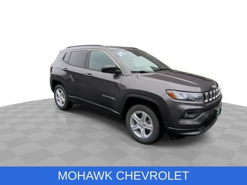 Used 2023 Jeep Compass Latitude AWD/4WD image 2