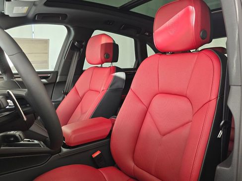 New 2026 Porsche Macan image 5