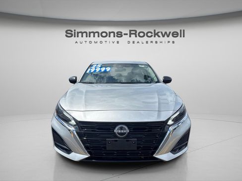 Used 2025 Nissan Altima 2.5 SV FWD image 6