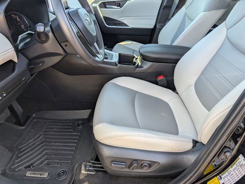 Used 2023 Toyota RAV4 XLE Premium image 15