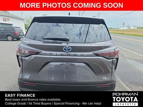Used 2023 Toyota Sienna LE AWD/4WD image 3