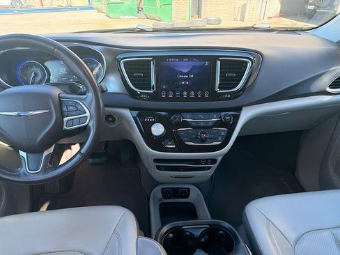 Used 2018 Chrysler Pacifica Touring-L Plus FWD image 19