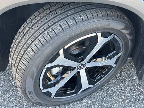 New 2025 Volkswagen Tiguan SE image 11