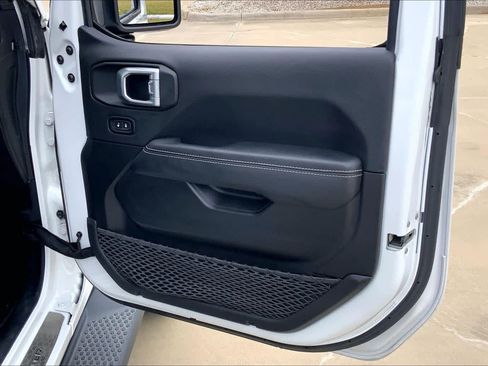 Used 2021 Jeep Wrangler Unlimited Sahara image 22