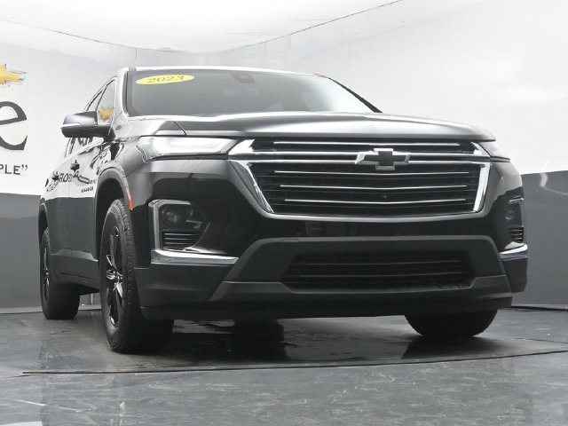 Used 2023 Chevrolet Traverse LT FWD image 3