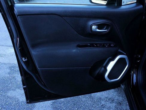 Used 2019 Jeep Renegade Latitude w/ Popular Equipment Group image 10