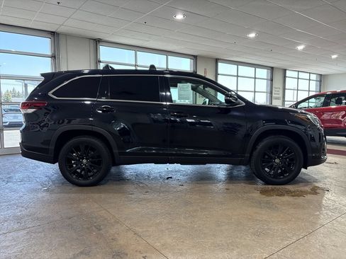 Used 2019 Toyota Highlander SE FWD image 3