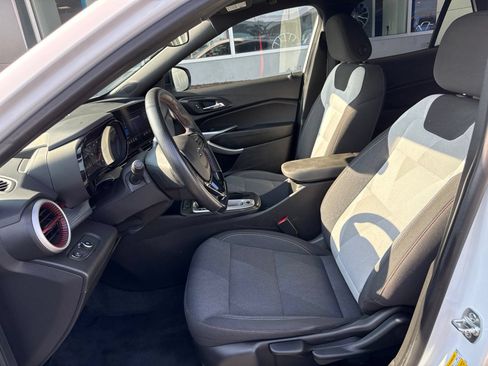 Used 2024 Chevrolet Trax RS FWD image 18
