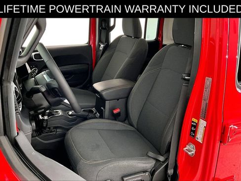 Used 2025 Jeep Wrangler Unlimited Sahara AWD/4WD image 31