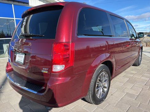 Used 2017 Dodge Grand Caravan SXT w/ Driver Convenience Group image 3