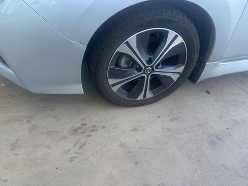 Used 2021 Nissan Leaf SV image 2