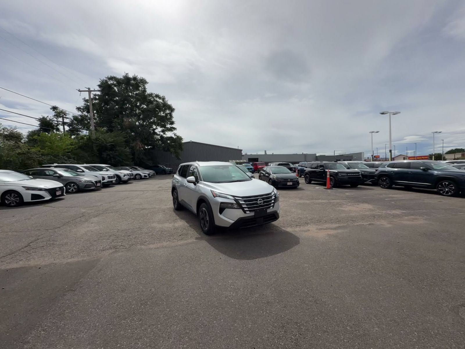 Used 2025 Nissan Rogue SV AWD/4WD image 3