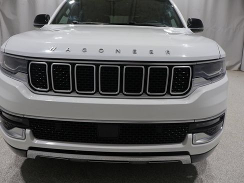 Used 2024 Jeep Wagoneer Series III AWD/4WD image 8