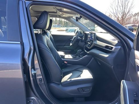 Used 2024 Toyota Highlander XLE image 18