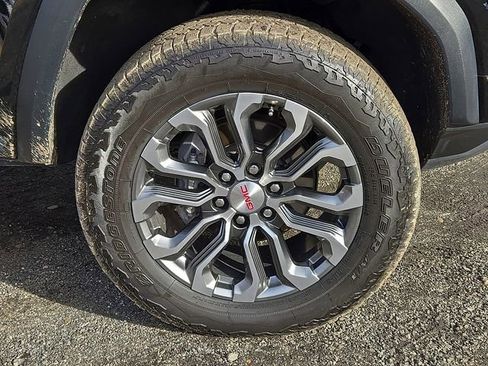 Used 2023 GMC Canyon Denali image 8