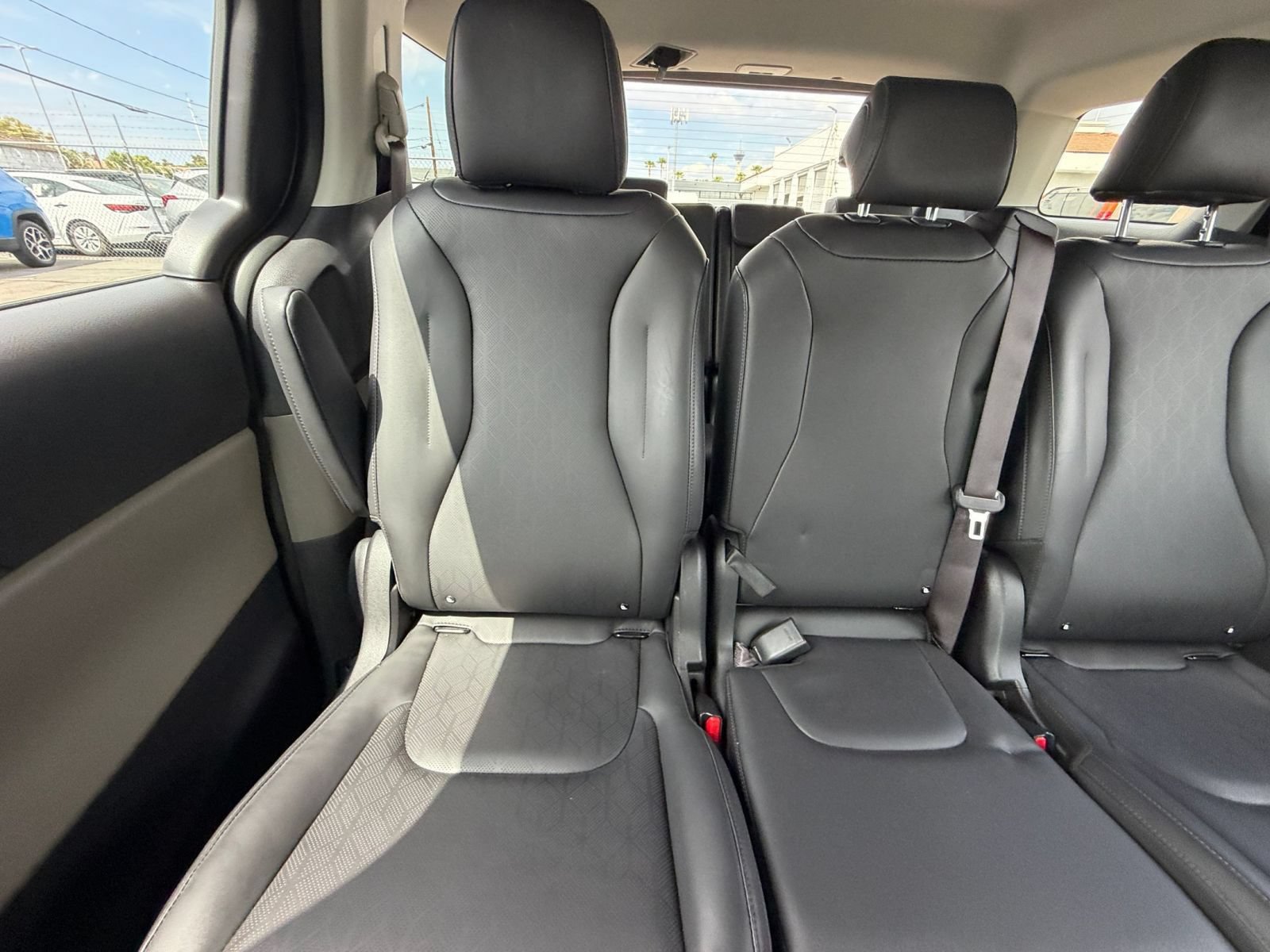 Used 2026 Kia Carnival FWD image 40
