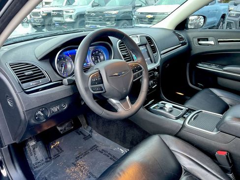 Used 2023 Chrysler 300 Touring w/ Sport Appearance Package image 10