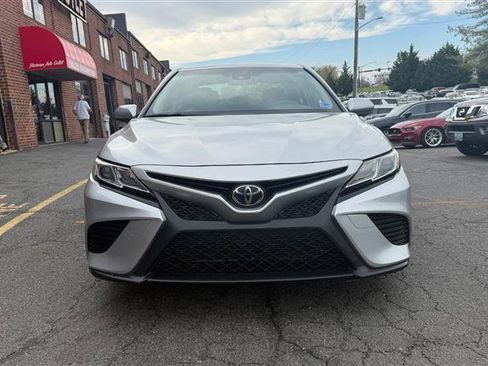 Used 2018 Toyota Camry SE image 2
