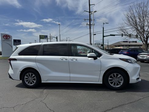 Used 2024 Toyota Sienna XLE image 18
