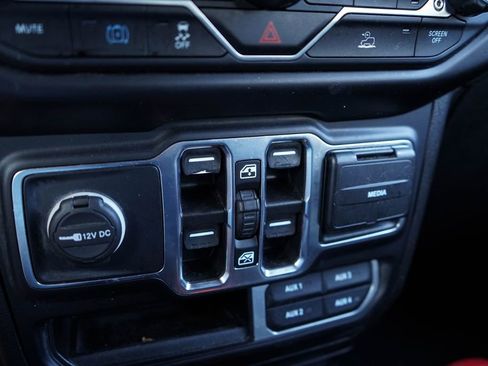 Used 2022 Jeep Wrangler Unlimited Sahara w/ Cold Weather Group image 30